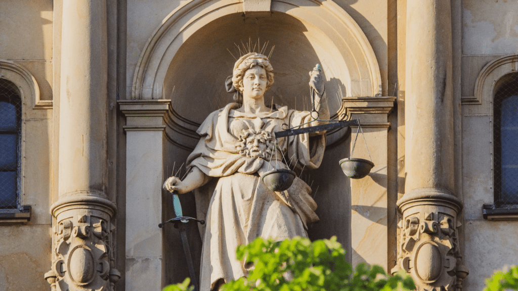 Estatua de la Señora de la Justicia en Frankfurt en Alemania representa una de las virtudes cardinales del estoicismo: la justicia.